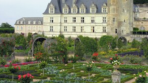 A large, historic building with multiple windows and a tower. In front, there is a well-maintained garden with various plants and flowers. - Spacious 3-bedroom apartment in Tours Nord near the tramway (Tours)