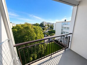 A balcony with a view of a residential area, including buildings and greenery. - Spacious 3-bedroom apartment in Tours Nord near the tramway (Tours)