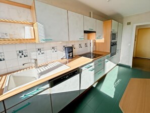 Private kitchen - Spacious 3-bedroom apartment in Tours Nord near the tramway (Tours)