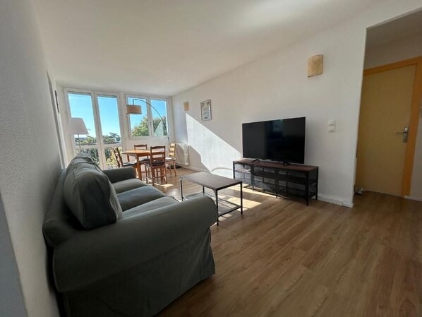 Living area - Spacious 3-bedroom apartment in Tours Nord near the tramway (Tours)