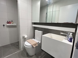Dusche, Haartrockner, Handtücher, Seife