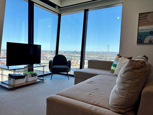 🔸❤️ Breathtaking views from city pad w Pool 🔸 Hot Tub 🔸 Gym 🔸Wifi