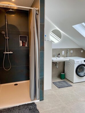 Shower, hair dryer, towels, soap - Light-flooded apartment between Würzburg & the Tauber Valley (Ochsenfurt)