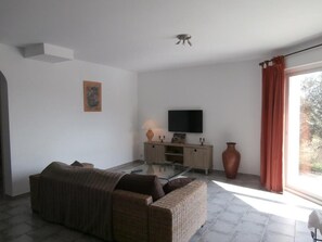 House | Living room - Blue Hills Residence With Scenic Views (Sampzon)