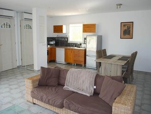 House | Living room - Blue Hills Residence With Scenic Views (Sampzon)