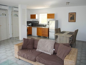 House | Living room - Blue Hills Residence With Scenic Views (Sampzon)