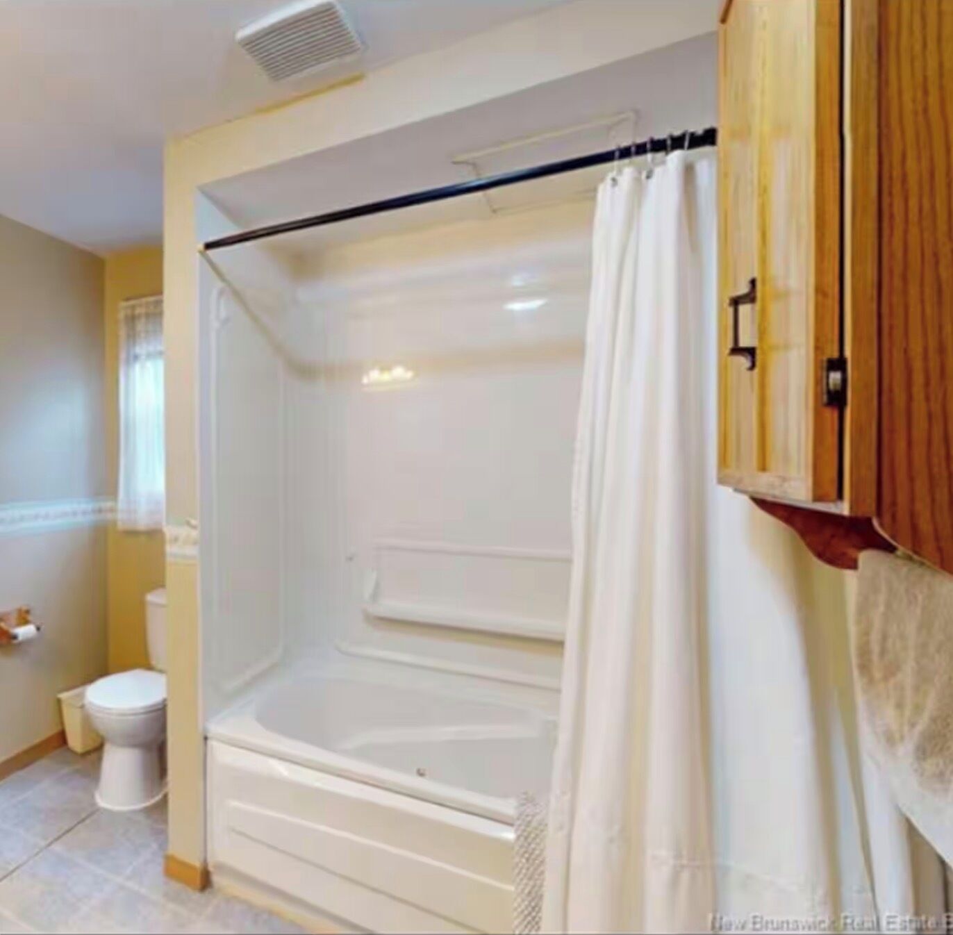 Een douche, een haardroger, handdoeken, zeep