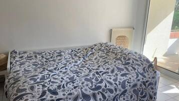 Tabla de planchar con plancha, wifi, ropa de cama