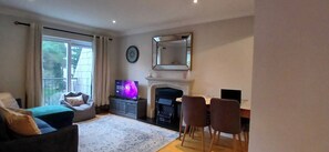 TV, offices - Stylish 2BDR Apt with Large Balcony near City (Dublin)