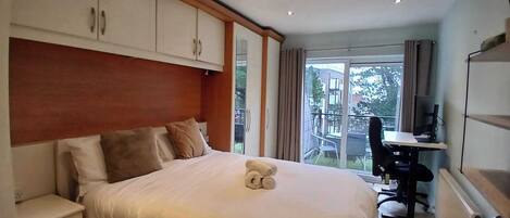 Iron/ironing board, travel cot, Internet