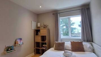 2 bedrooms, iron/ironing board, travel cot, Internet
