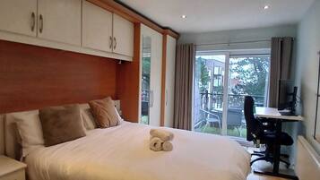 2 bedrooms, iron/ironing board, travel cot, Internet