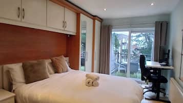 2 bedrooms, iron/ironing board, travel cot, Internet