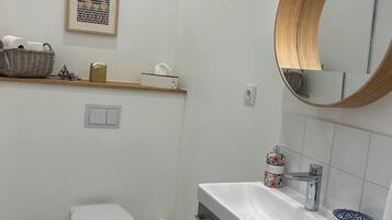 Douche, sèche-cheveux, serviettes fournies, savon