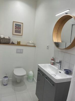 تجهيزات دش، مجففات شعر، مناشف، صابون