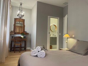 Iron/ironing board, internet, bed sheets - Perfect 2-bedroom bed & breakfast in pleasant La Rochelle (La Rochelle)