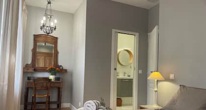 Perfect 2-bedroom bed & breakfast in pleasant La Rochelle