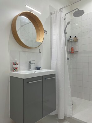 シャワー、ヘアドライヤー、タオル、石鹸