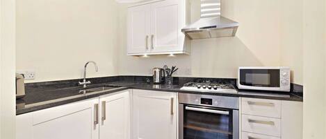 Apartment, City View | Private kitchen