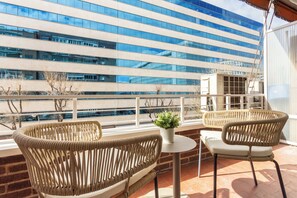 Property grounds - Discover a modern and bright retreat in the heart of northern Madrid. Terraza Castilla is a one-bedroom apartment designed for those seeking comfort, style, and a strategic location, ideal for both short and long stays. (MADRID)