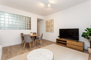 Dining - Discover a modern and bright retreat in the heart of northern Madrid. Terraza Castilla is a one-bedroom apartment designed for those seeking comfort, style, and a strategic location, ideal for both short and long stays. (MADRID)