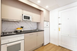 Private kitchen - This elegant 2-bedroom apartment in the heart of Tetuán combines modern design, absolute comfort, and functionality tailored for extended stays. Every corner has been carefully appointed to make you feel at home from the moment you arrive (MADRID)