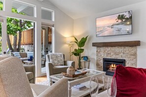 Smart TV, fireplace - 4063 Casa Serena - Skyline Forest in Monterey (Monterey)