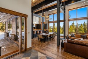 Smart TV, fireplace - Secluded Luxury Retreat | Hot Tub & Outdoor Living (Big Sky)