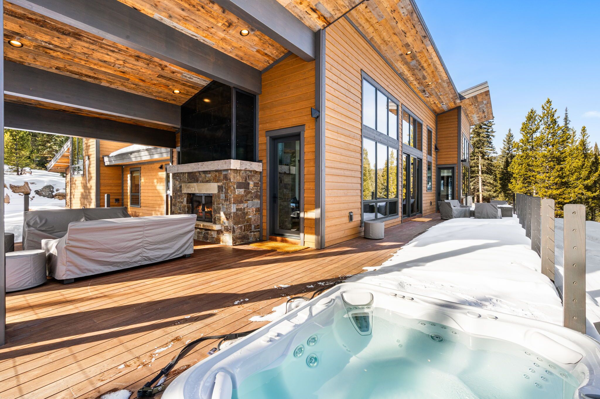 Outdoor spa tub