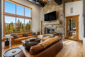 Smart TV, fireplace - Secluded Luxury Retreat | Hot Tub & Outdoor Living (Big Sky)