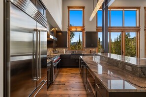 Fridge, microwave, oven, stovetop - Secluded Luxury Retreat | Hot Tub & Outdoor Living (Big Sky)