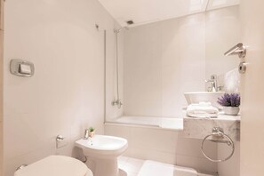Shower, hair dryer, towels, shampoo - MOT Rentals + Paunero Loft in Alto Palermo (Buenos Aires)