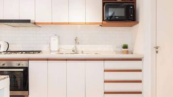 Microondas, cafetera/tetera, tostadora, utensilios de cocina