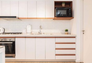 Microondas, cafetera/tetera, tostadora, utensilios de cocina