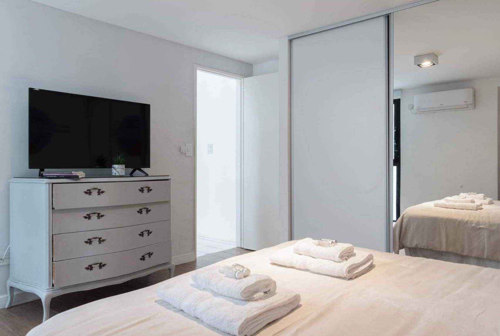 Tabla de planchar con plancha, wifi y ropa de cama 