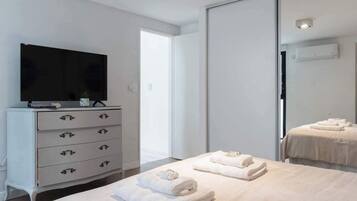 Tabla de planchar con plancha, wifi y ropa de cama