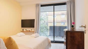 Desk, iron/ironing board, WiFi, bed sheets