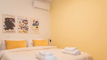 Escritorio, tabla de planchar con plancha, wifi y ropa de cama