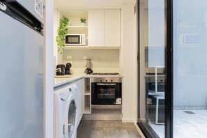 Microondas, horno, cafetera/tetera, tostadora