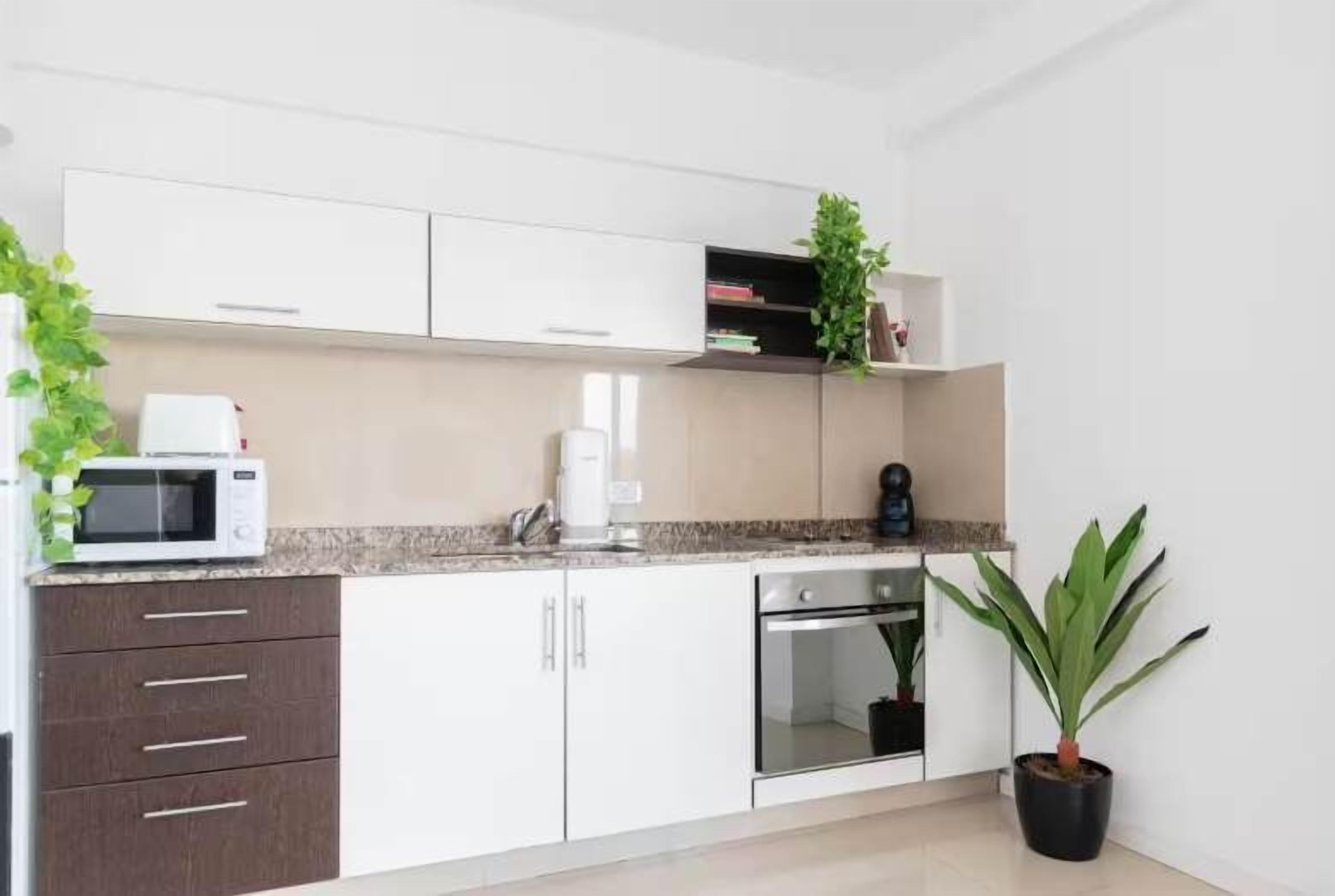 Microondas, cafetera/tetera, tostadora, utensilios de cocina