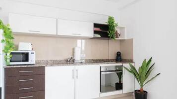 Microondas, cafetera/tetera, tostadora, utensilios de cocina