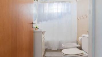 Ducha, secador de pelo, toallas, shampoo