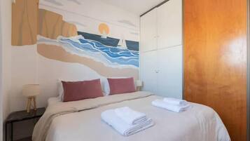 Escritorio, tabla de planchar con plancha, wifi y ropa de cama