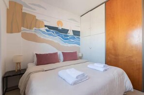 Escritorio, tabla de planchar con plancha, wifi y ropa de cama 