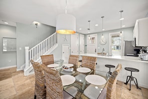 Dining - NEW to VRBO-FREE Golf & Activities ~Golf Cart~Hot tub, Pool, Gym (Miramar Beach)