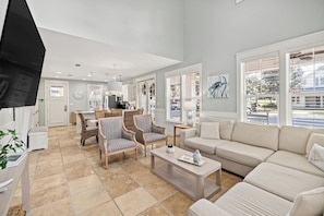 Smart TV - NEW to VRBO-FREE Golf & Activities ~Golf Cart~Hot tub, Pool, Gym (Miramar Beach)