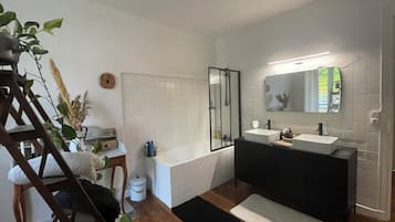 Sèche-cheveux, serviettes fournies, savon, papier toilette