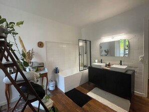 Hair dryer, towels, soap, toilet paper - Vrbo Property (Contrexéville)