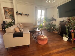 Living area - Vrbo Property (Contrexéville)