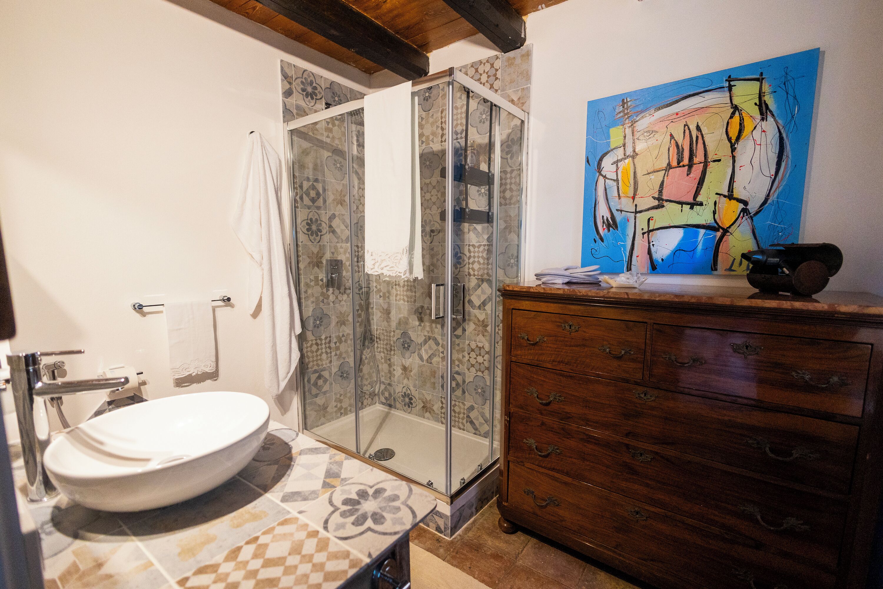 Doccia, vasca idromassaggio, asciugacapelli, bidet